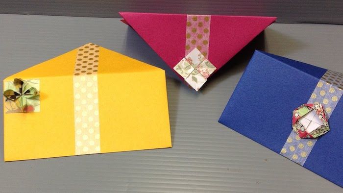 trys vokai trimis spalvomis su nedidelėmis origami figūrų dekoracijomis - padaro voką sau