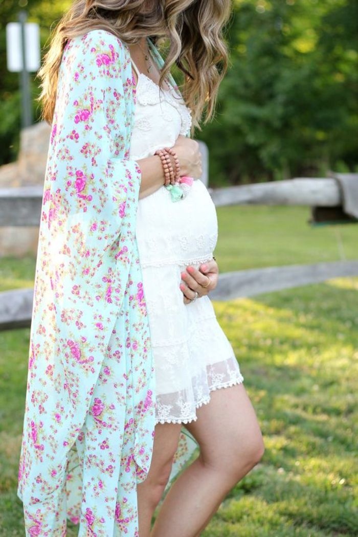 materské šaty v bielej farbe, plášť s kvetinovým vzorom, letná móda na voľný čas
