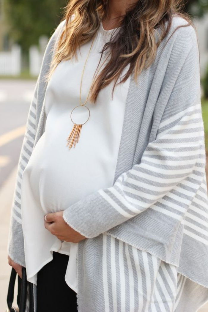 zwangerschapskleding, blouse in wit, vest, lange ketting