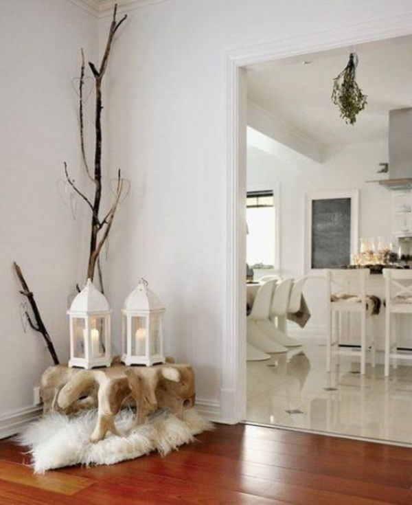 białe świąteczne dekoracje - w rogu pokoju