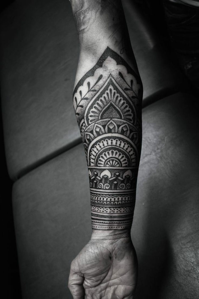 Tatuering från armbågen till handleden, tatuering under armbågen, man med rakade armar