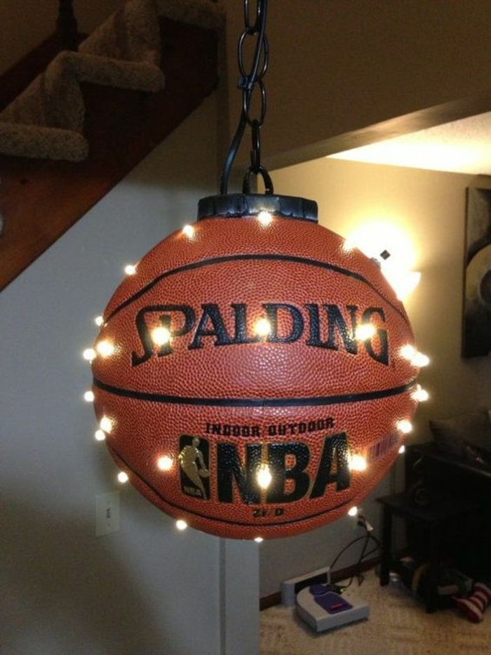 Cool DIY lampa z nápadov na recykláciu basketbalu