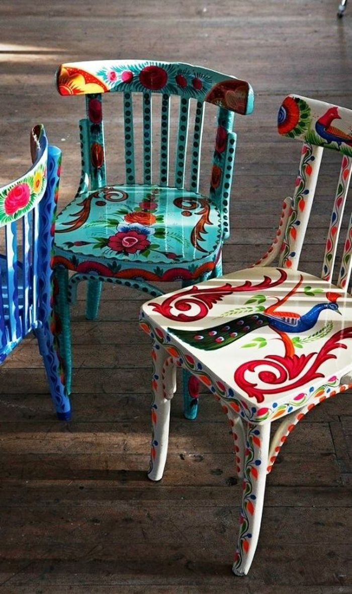 pekné stoličky v farebných farbách v retro štýle