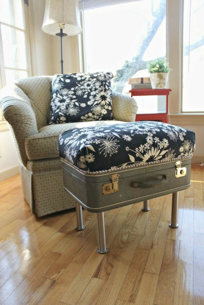 tvorivú stoličku v modrej a šedej farbe zo starého kufra v obývacej izbe