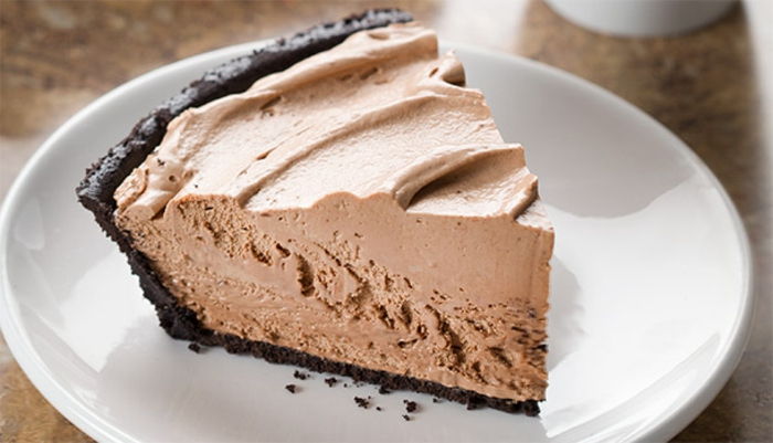 vegano šokoladinis pyragas be kepimo su šokoladu, riešutais, plakta grietine ir sausainiu pyragas