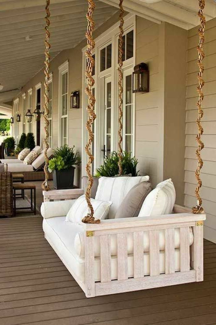 veranda-swing-med-big-hvite puter