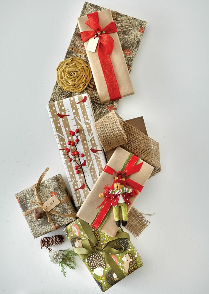 noen julegave med julesymboler - kreativ pakking av gaver