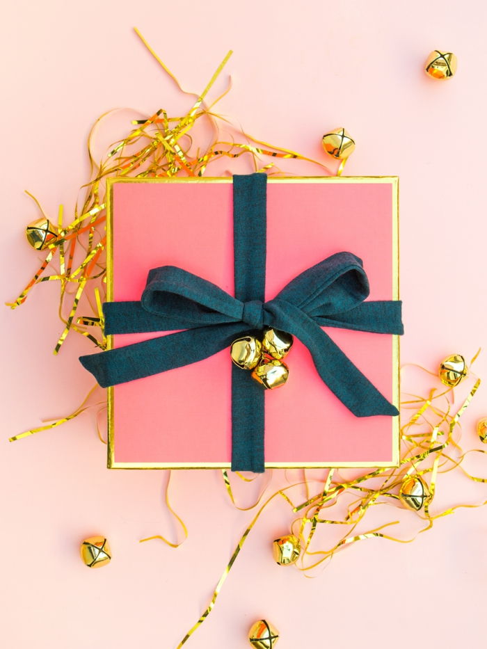 rosa wrapper med gyldne klokker og blått bånd - gaver pakke instruksjoner