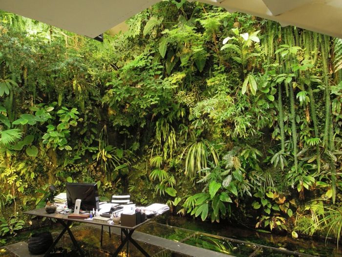 Drömlik bild av kontor - full av grönska - plantera vertikalt