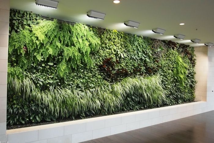 vertikal gröna i en hall full av gröna växter av många arter