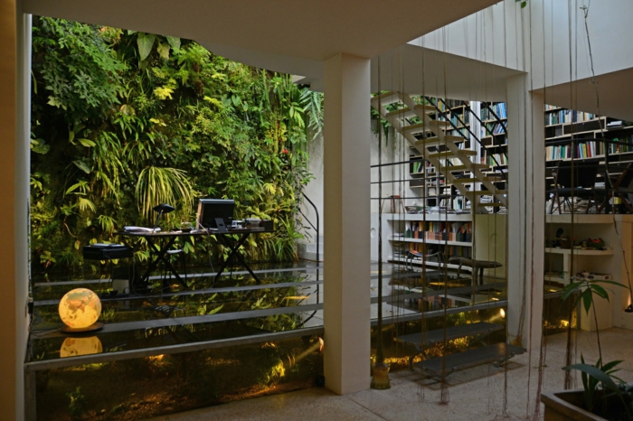 Biroul de acasă cu ecologizare verticală - un calculator - natura și tehnologia