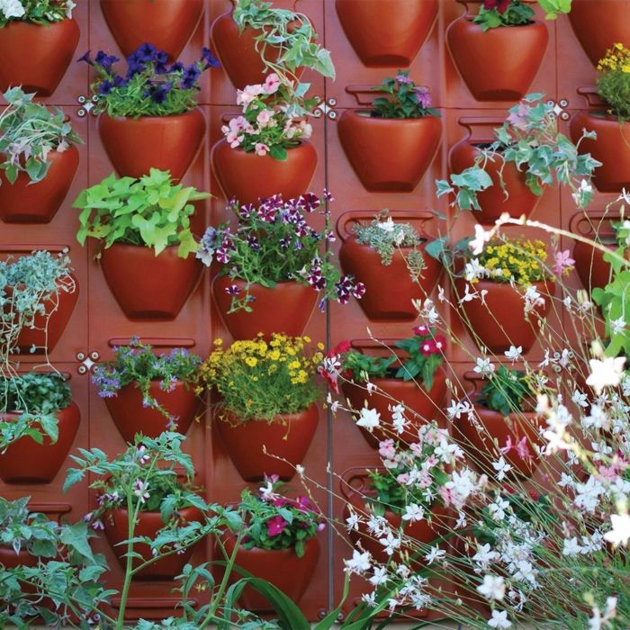 Plantevegg for å bygge deg selv - røde innebygde blomsterpotter av plast