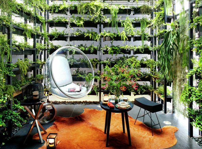 leagăn modern în camera de zi, înconjurat de plantare verticală