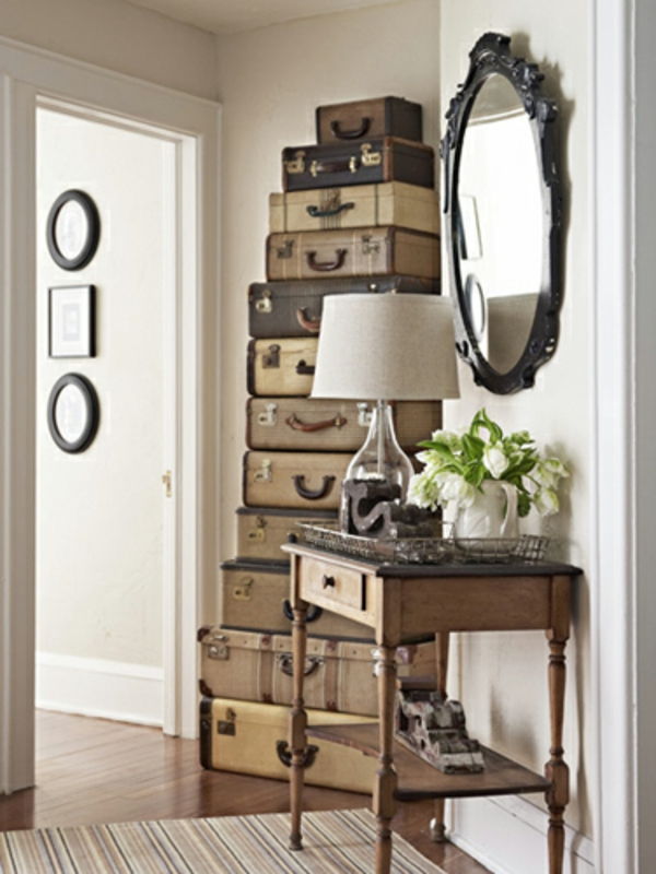 molte valigie nel corridoio design retrò con uno specchio bellissimo