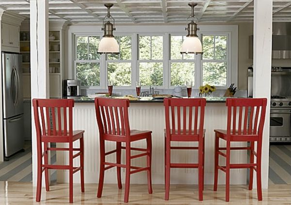 keturios gražios raudonos baro išmatos virtuvėje su baltos spalvos schemomis
