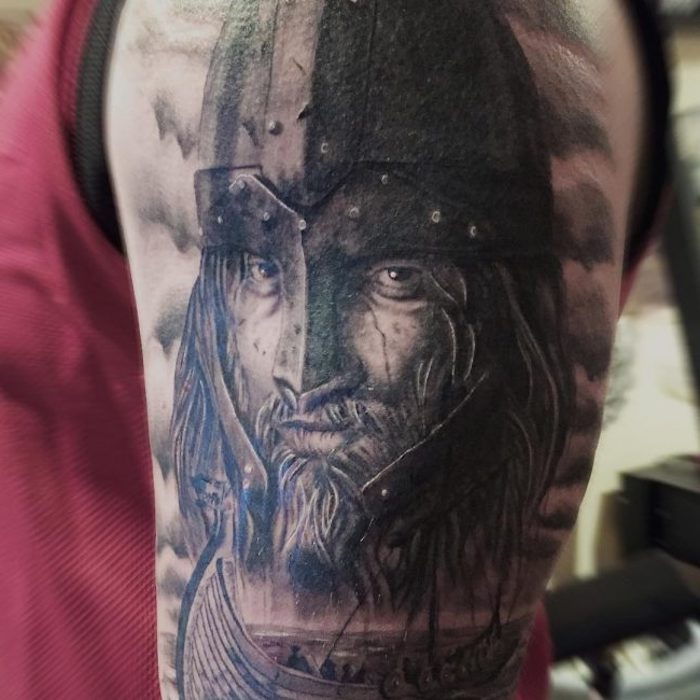 uomo con la barba lunga, tatuaggio del braccio, braccio superiore, viking
