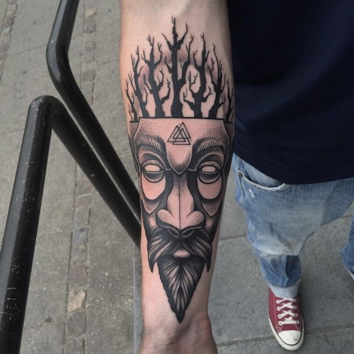 tatuaggio in nero e grigio, sole, uomo, maschera, alberi