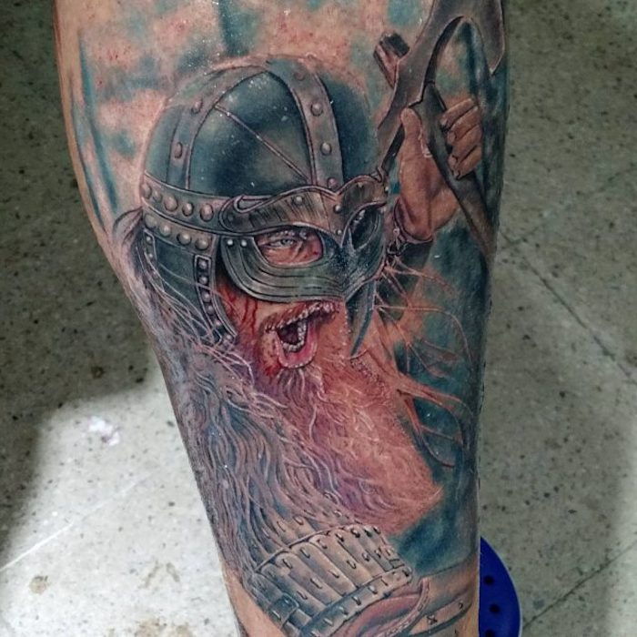 tatuaggio colorato, uomo, viking, casco, arma, beintattoo