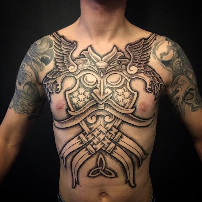 uomo, grande tatuaggio in nero e grigio, viking