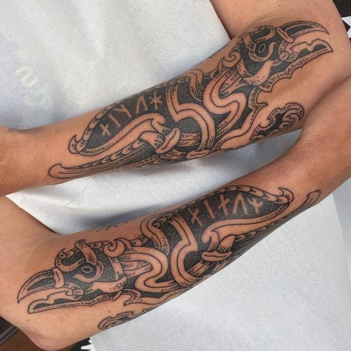 ascelle tatuate, tatuaggi in nero e grigio