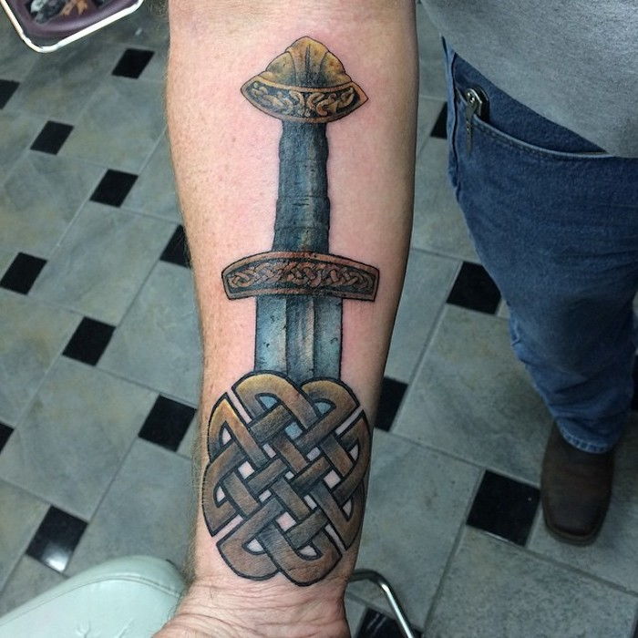 uomo, braccio, armtattoo, spada, tatuaggio colorato