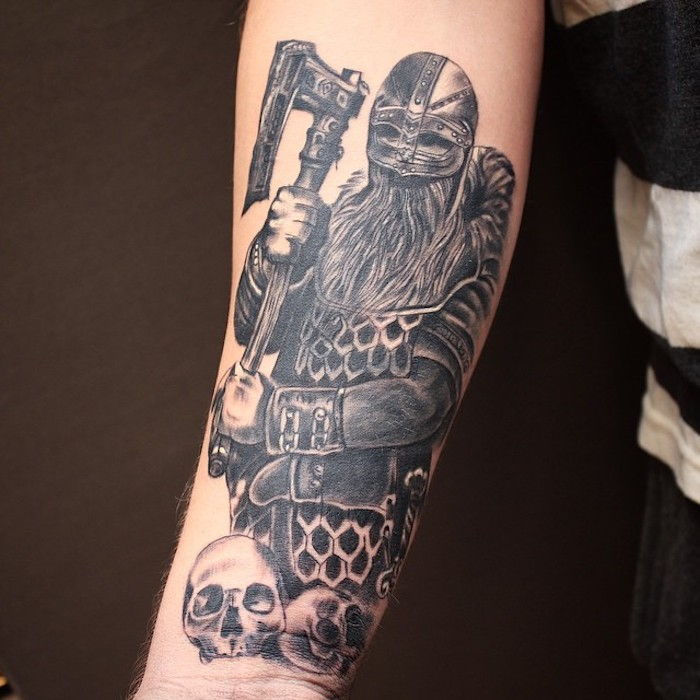 braccio tatuaggio, tatuaggio, uomo con braccia e casco, teschio