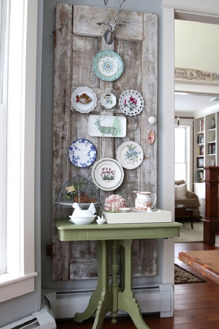 Vintage dekoracija, plošče z različnimi motivi, jelenova glava, zelena miza, porcelan
