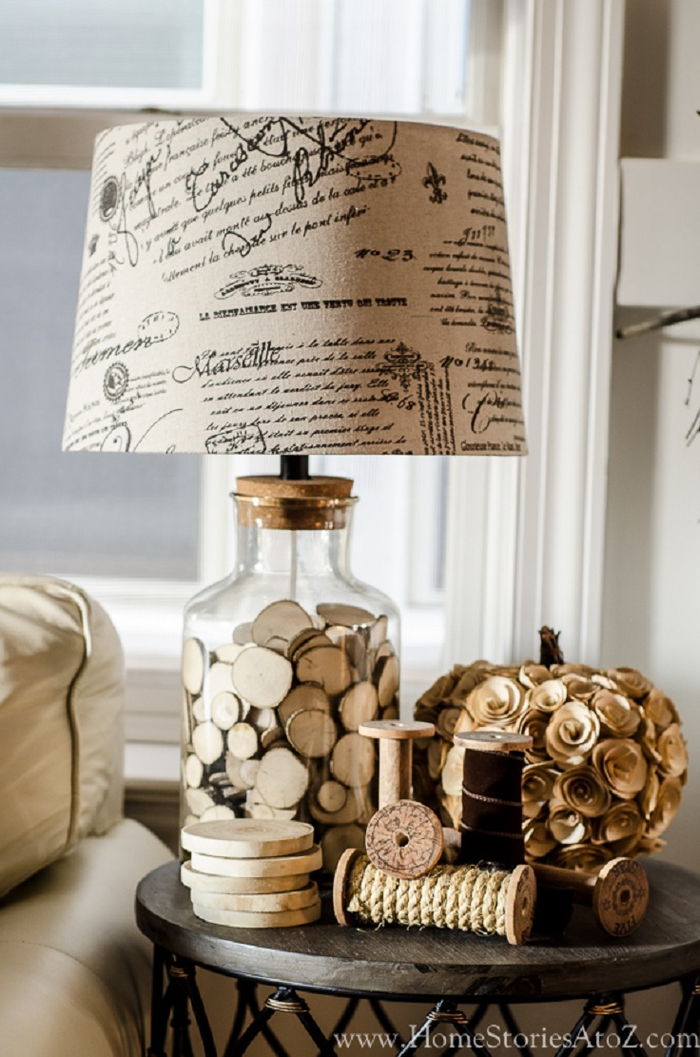 Deco vintage, lampada da comodino, bobine, idee retrò per il soggiorno, arredare e decorare