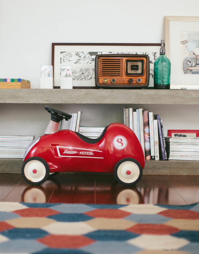 Elementi decorativi vintage, radio retrò, auto giocattolo, libri e riviste