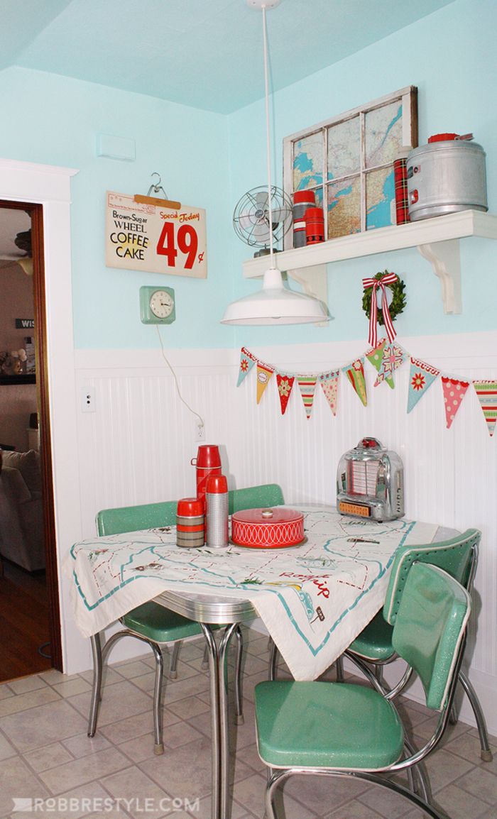 Vintage kuhinja, miza s štirimi stoli, termo, zemljevid sveta, ventilator, retro žarnica