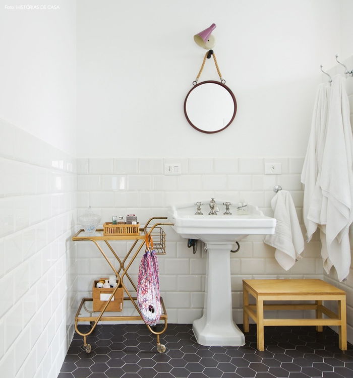 Vintage kopalnica, leseno pohištvo, retro ogledala, črno-bele ploščice