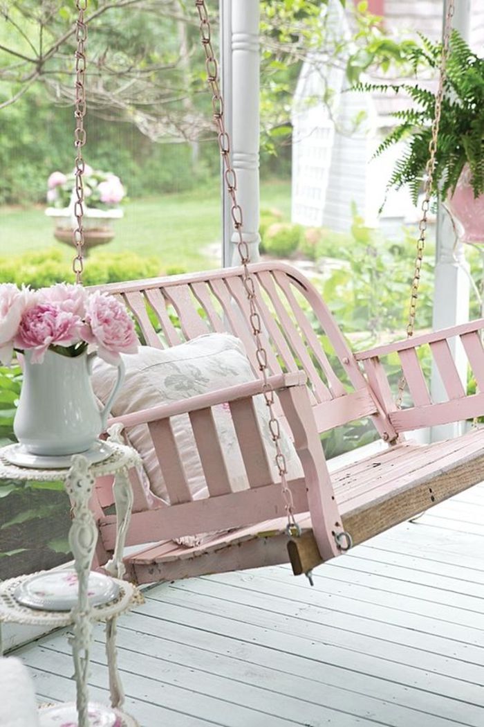 móveis chiques, jardim swing em rosa, vaso com buquê
