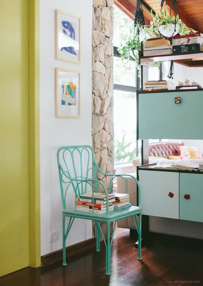 Idee vintage di interior design, sedia in legno blu, quadri sul muro, piante d'appartamento, armadi blu