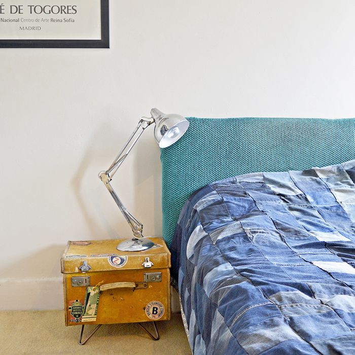 Idee vintage di interior design, comodino da comodino, lampada da comodino, letto blu