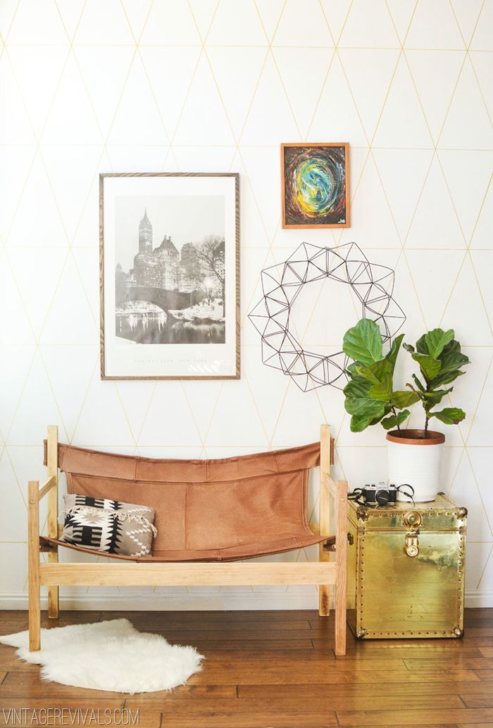 Panca vintage, quadri sul muro, pianta d'appartamento, cuscini decorativi, grandi idee di interior design