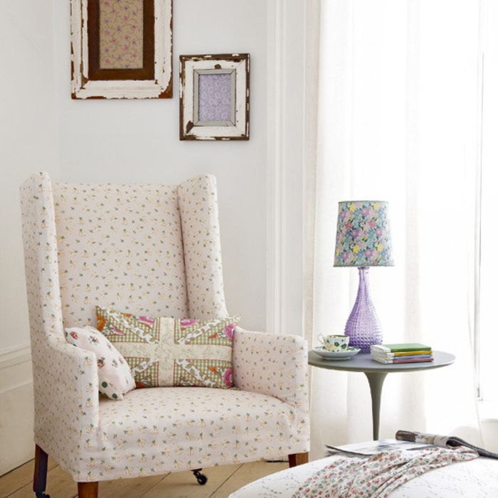 Vintage dnevna soba, beli naslonjač in dekorativna blazina, vijolična svetilka, skodelica, cvetlični vzorec
