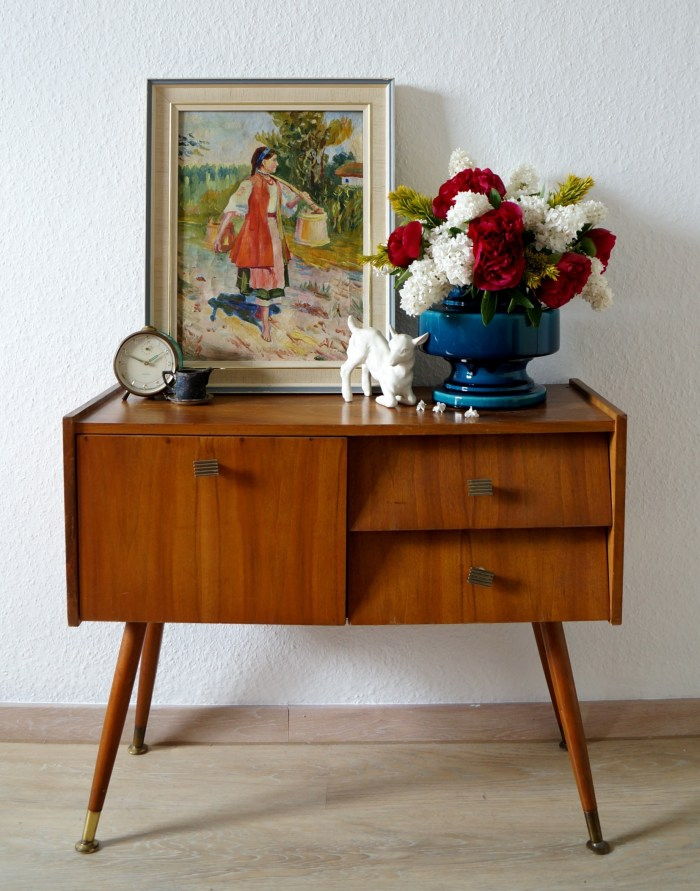 Vintage nočna omara, vaza cvetja, budilka, slika, manjši spominki, notranji dekor za spalnico