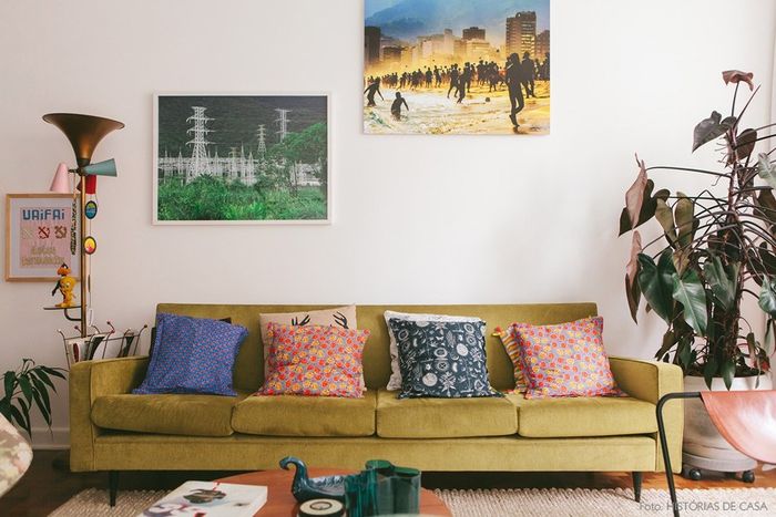 Vintage dnevna soba, lep domov dekor, zelena kavč, barvite dekorativne blazine, houseplants