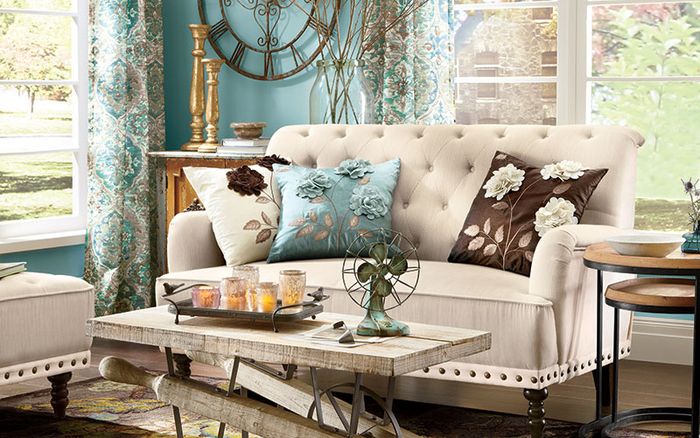 Salotto vintage, creazione di un look romantico, cuscino decorativo con motivi floreali, tavolo in legno, portacandele, ventilatore retrò