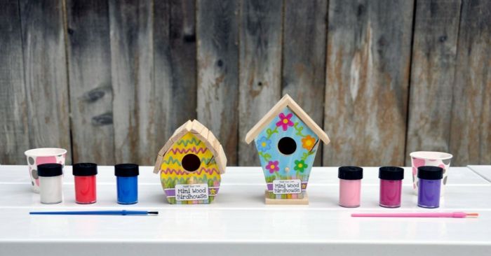 Drevené birdhouses farebne maľované, skvelé DIY projekty pre deti, rôzne farby, zdobenie chaty