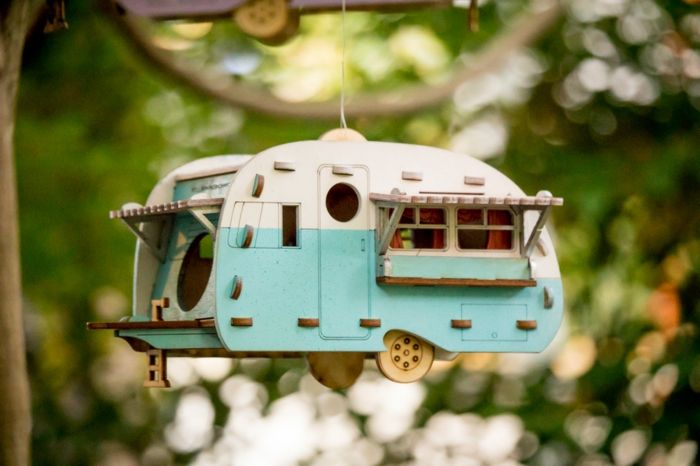 Caravan birdhouses i hvit og lyseblå, vakker dekorasjon for hagen din og balkongen