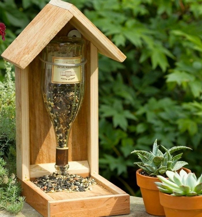 Vytvorte si drevenú hniezdo a sklenené fľaše, naplňte fľašu slnečnicovými semenami