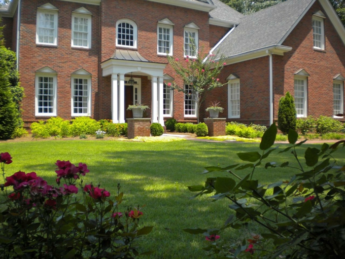 symetrický moderný predný dvor - trávnik, živé ploty a lila
