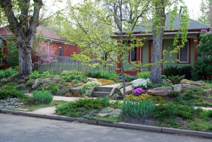 krásne predné záhrady s mnohými farbami - dokonca aj na chodníku