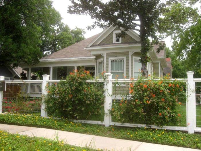 oranžové kvety, biely plot, vysoký strom - krásne predné záhrady, roztomilý dom
