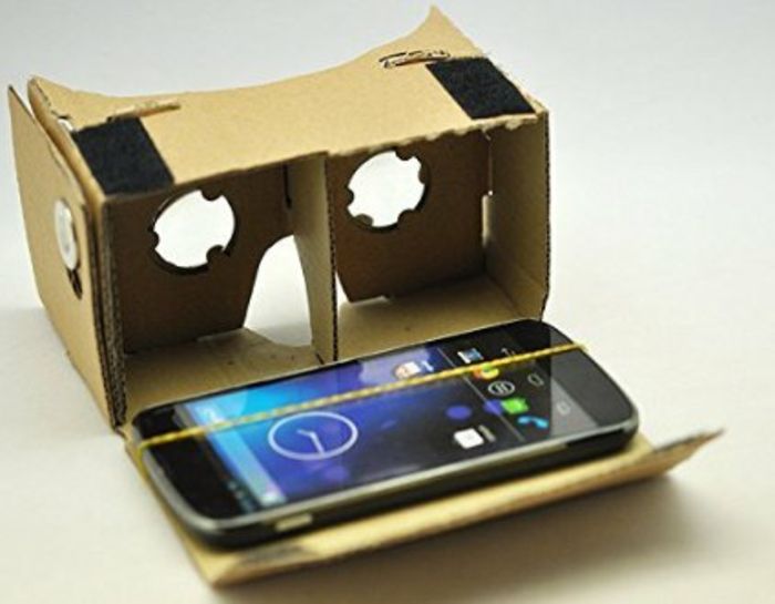 ideja za virtualna očala iz kartona s črnim pametnim telefonom in rumenim gumijastim trakom