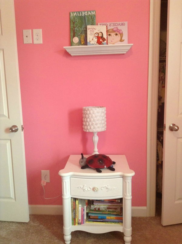 vegg farge-rosa-for-the-floor-og-hvit lampe