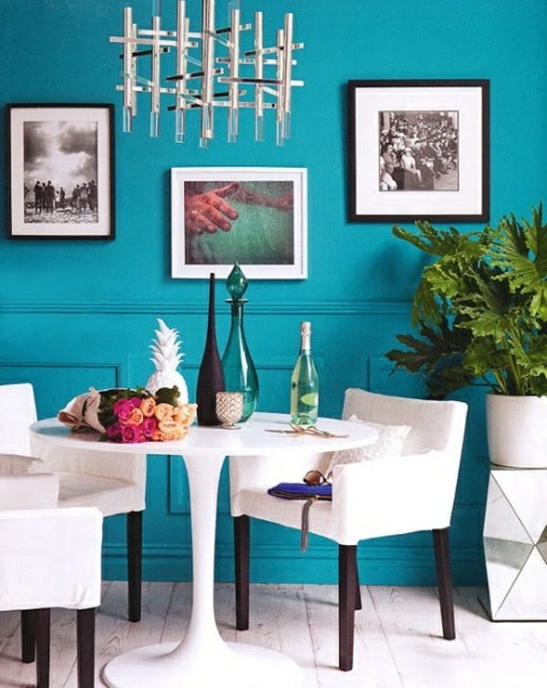 vegg farge turkis-in-the-kjøkken-med-mange-bilder-og-hvit-stoler