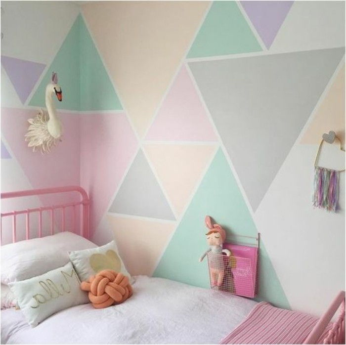 duvar tasarım ile renkli-kreş-parlak-pastel pembe yataklı küçük yastık-oyuncak-plueschtiere