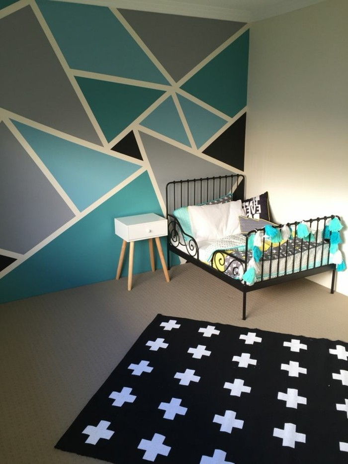 duvar tasarım ile renkli-kreş-siyah beyaz desenli halı-başucu-küçük yataklı